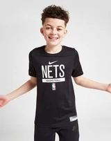 Nike NBA Brooklym Nets Graphic T-Shirt Kinder 5 Nike NBA Brooklym Nets Graphic T-Shirt Kinder – Bild 3