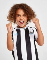 Castore Newcastle United FC 2022/23 Home Kit Kleinkinder 5 Castore Newcastle United FC 2022/23 Home Kit Kleinkinder – Bild 3
